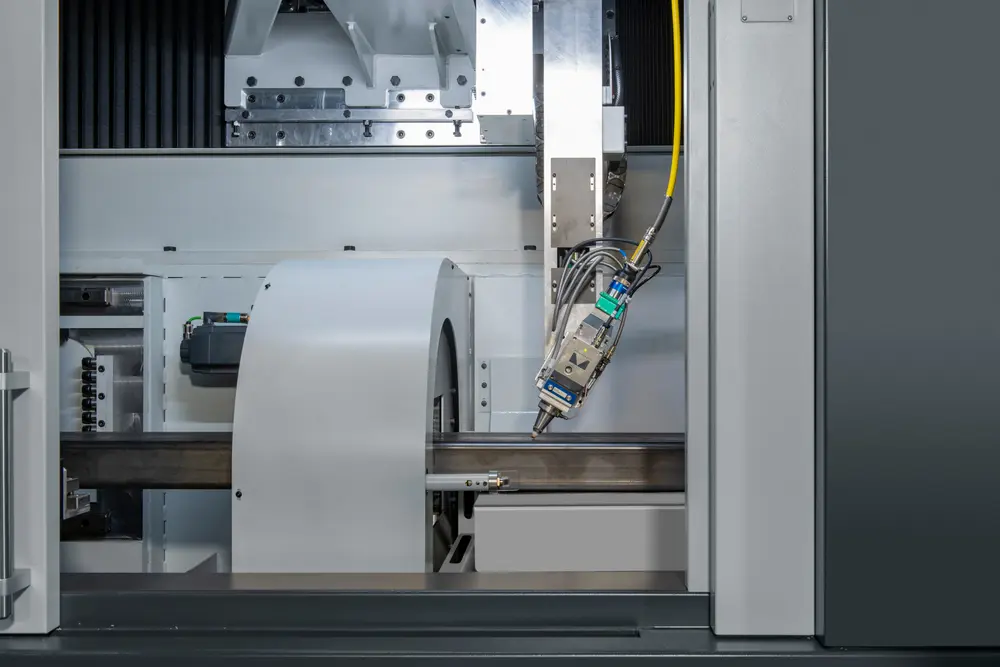 De TL 8525 verwerkt buiszen van 8500 mm en een maximale stuklengte van 3000 mm en kan ronde of vierkante buizen met een diameter tot 250 mm vastklemmen en snijden