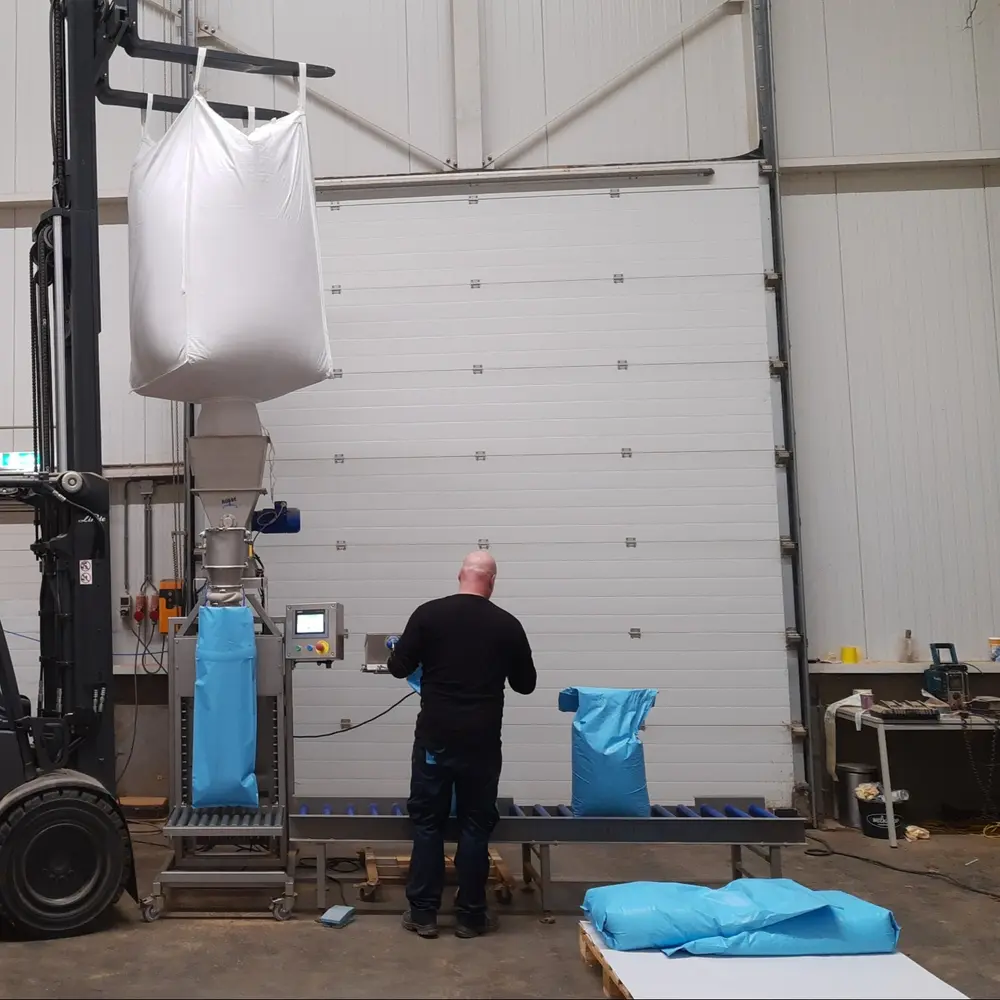 De aanvoer en de verpakking, voor en na het vullen, gebeuren nu nog manueel. Dit kan in een vervolgstap geautomatiseerd worden