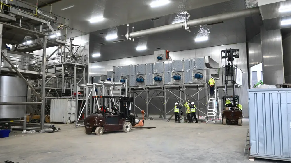 De nieuwe frietfabriek is momenteel nog in opbouw. Tegen maart 2022 moet die in vol bedrijf zijn