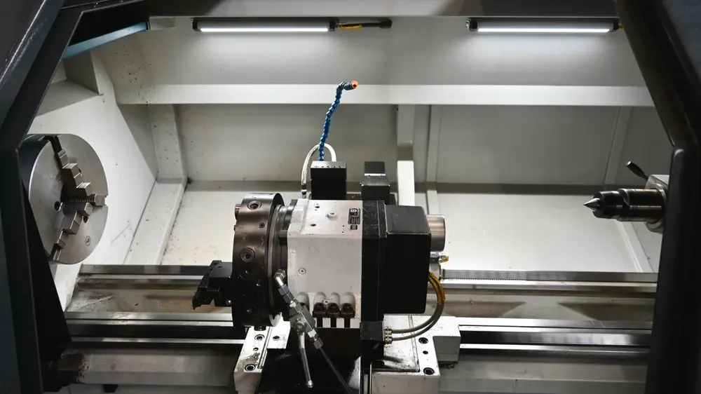 Op de draaibank kunnen onderdelen tot een lengte van 3 m en een diameter van 140 mm bewerkt worden