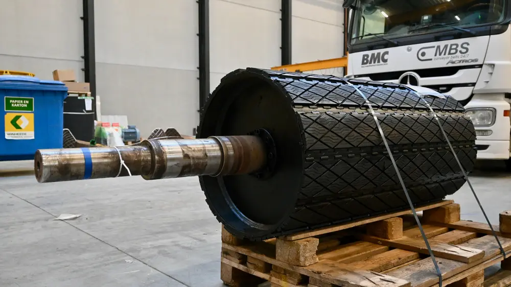 De draaibank wordt onder meer ingezet voor de productie van trommels voor transportbanden