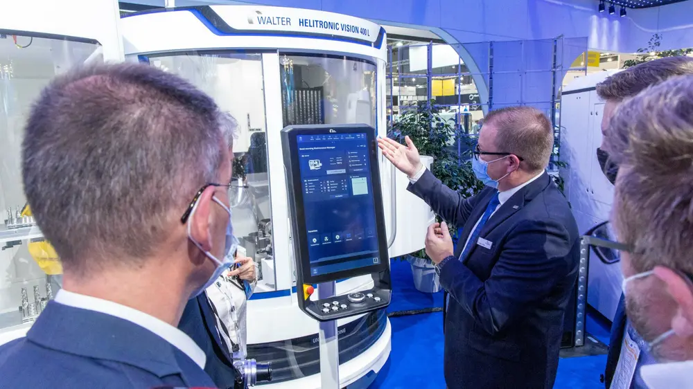 United Grinding heeft op de EMO 2021 de nieuwe C.O.R.E. software architectuur gepresenteerd. Het concept bestaat uit een besturingssysteem op een industriële PC, een machinebesturing die compatibel is met alle CNC-besturingen op de machines van de Zwitserse groep én een nieuwe HMI waarin de gebruiker zijn eigen interface kan configureren. Via deze software-architectuur kan de gebruiker extra diensten afnemen en toegang krijgen tot extra data