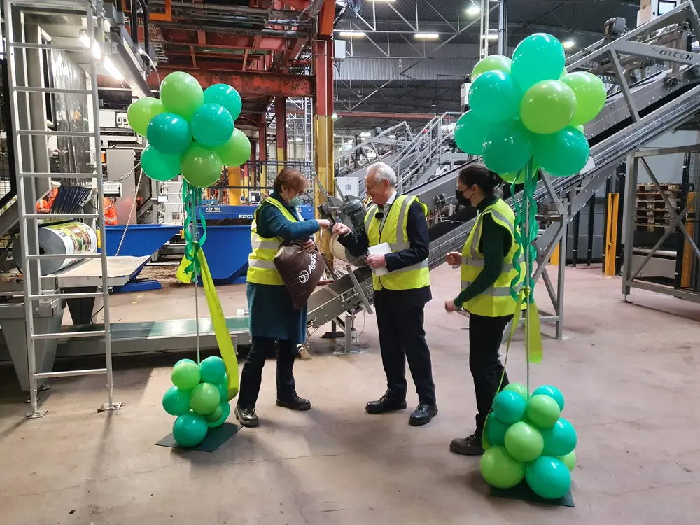 Mise en service des nouvelles lignes de production de terreau - de gauche à droite: Franceska Fieuws (Plant Manager), Dirk Poelman (PDG) et Astrid Standaert (Engineering Manager)