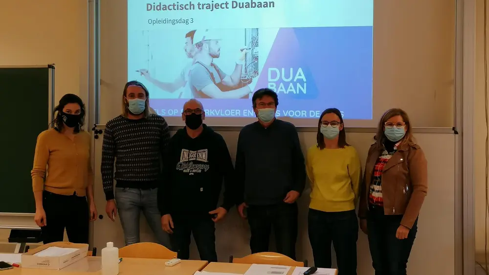 De vakmannen werken eerst een didactisch traject af om goed voorbereid voor de klas te kunnen komen