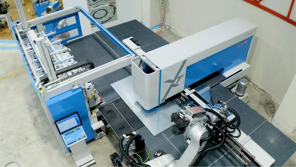 Nieuwe standalone XT ponsmachine - Door het beladingssysteem enkel links van de werktafel aan te sluiten blijft de ponsmachine toegankelijk voor manuele plaatinleg. De programmering gebeurt vanaf de machinebesturing of offline vanuit de werkvoorbereiding