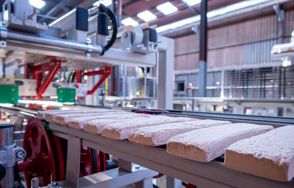 De nieuwe productielijn in Kortemark vervaardigt rechtstreeks baksteenstrippen met een dikte van 2cm