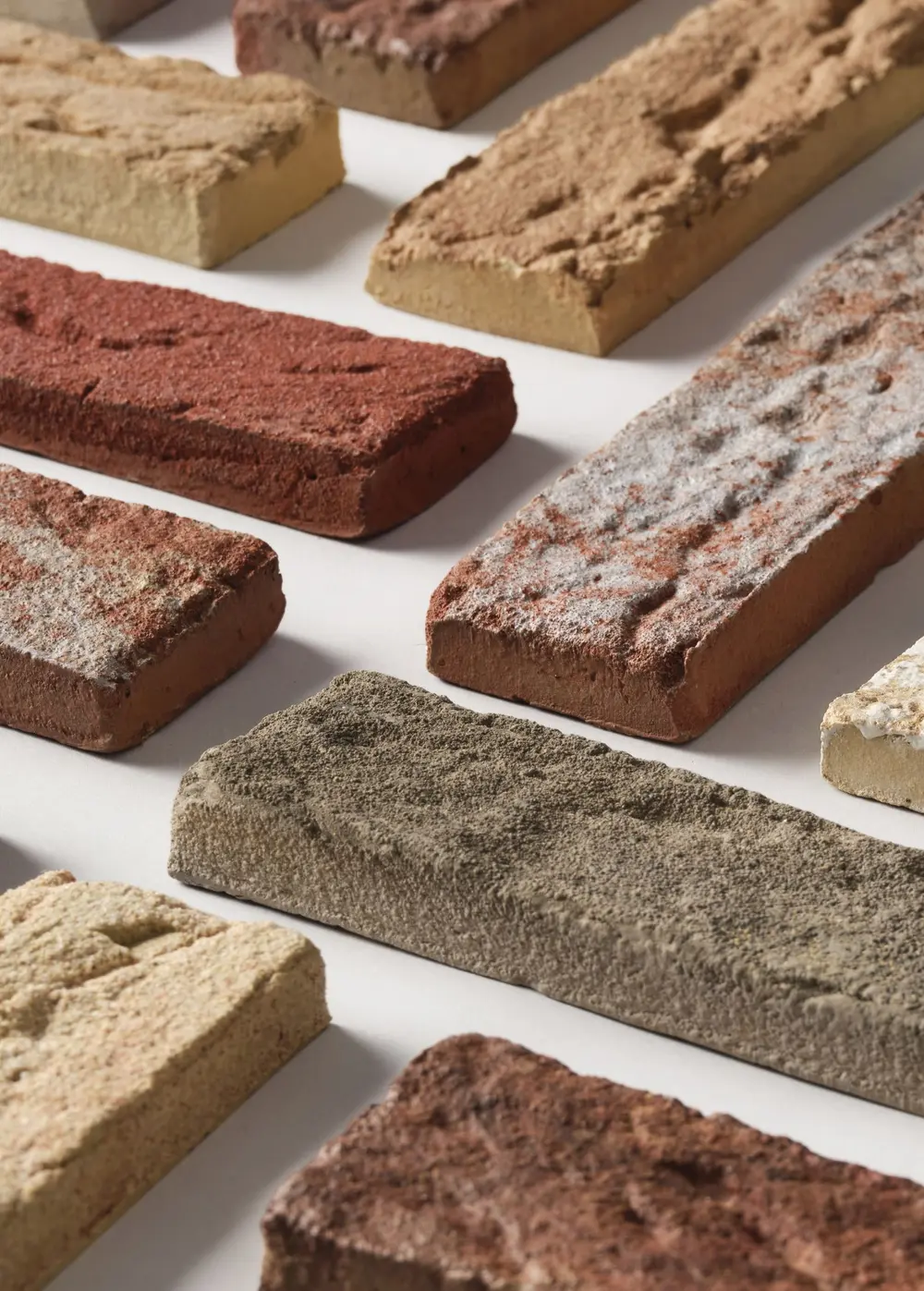 De nieuwe productielijn in Kortemark vervaardigt rechtstreeks baksteenstrippen met een dikte van 2cm