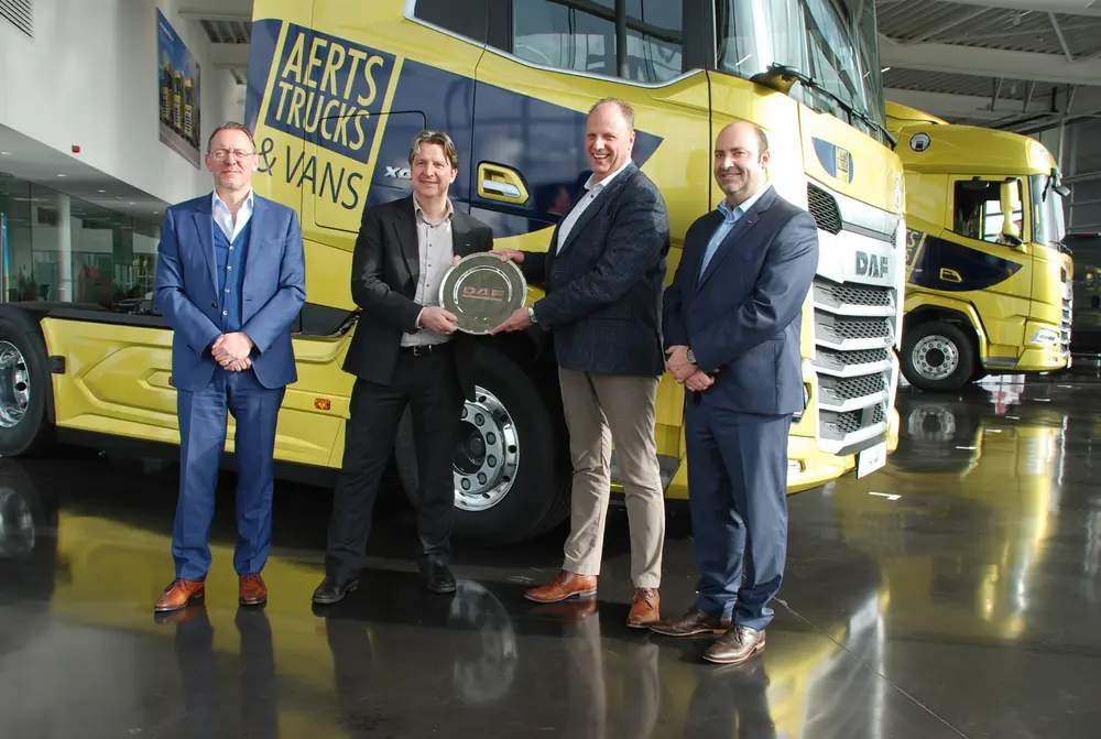 Van links naar rechts: Tom Hermans (Sales Manager DAF) overhandigt de award aan Bert Aerts geflankeerd door links Luc Serrien (Marketing Manager DAF) en Christoph Smiedts (Regional Sales Manager DAF)