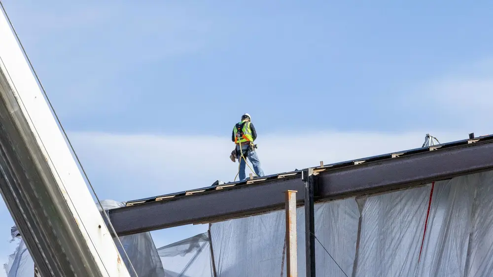 Veel dakdekkers en aannemers zijn gemobiliseerd om stormschade te herstellen