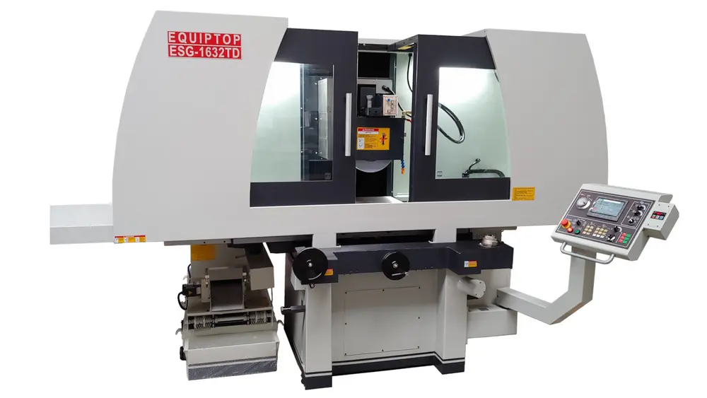 Cette rectifieuse plane de taille moyenne (406 x 813 mm) équipée d'un caisson complet n'est qu'un des huit modèles Equiptop ESG-TD - le plus petit (ESG-818TD) a une table de 203 x 460 mm, le plus grand (ESG-2040TD) de 506 x 1.020 mm