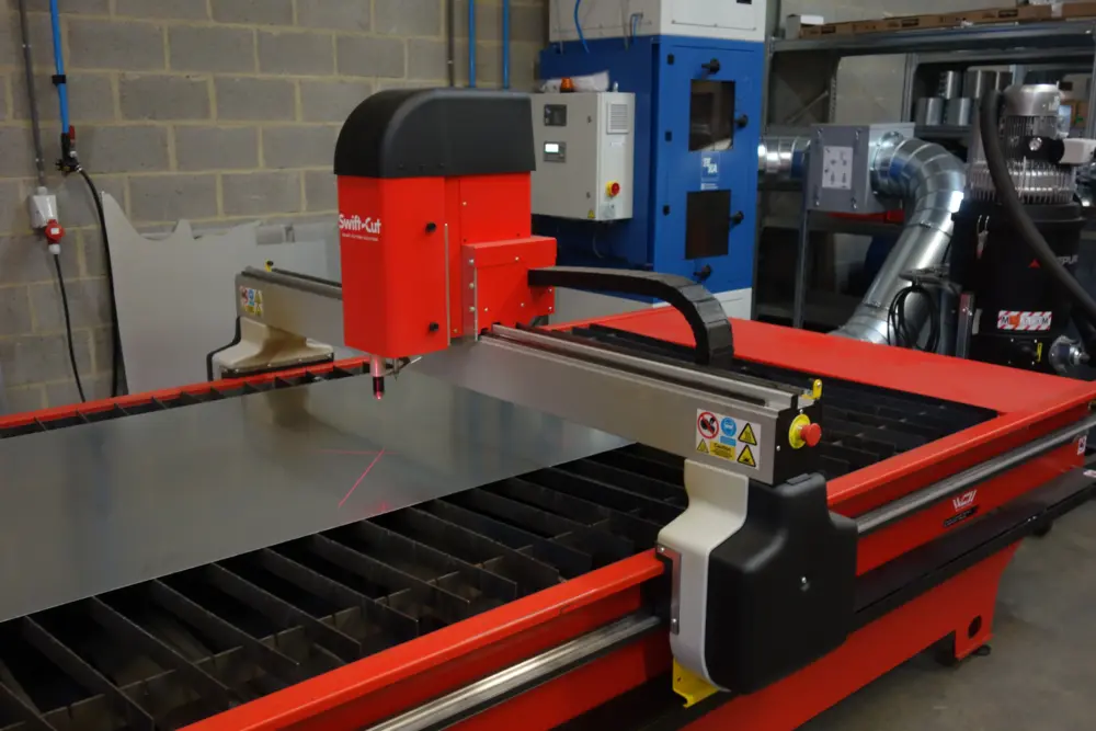 Een laserkruis helpt bij het instellen van de startpositie van de toorts. De graveertool naast de laser maakt markeren mogelijk, zodat dit niet op een aparte machine hoeft te gebeuren.  Een gezoneerd afzuigbed verwijdert en filtert via een aangesloten afzuigunit rook en deeltjes enkel ter hoogte van de snijzone