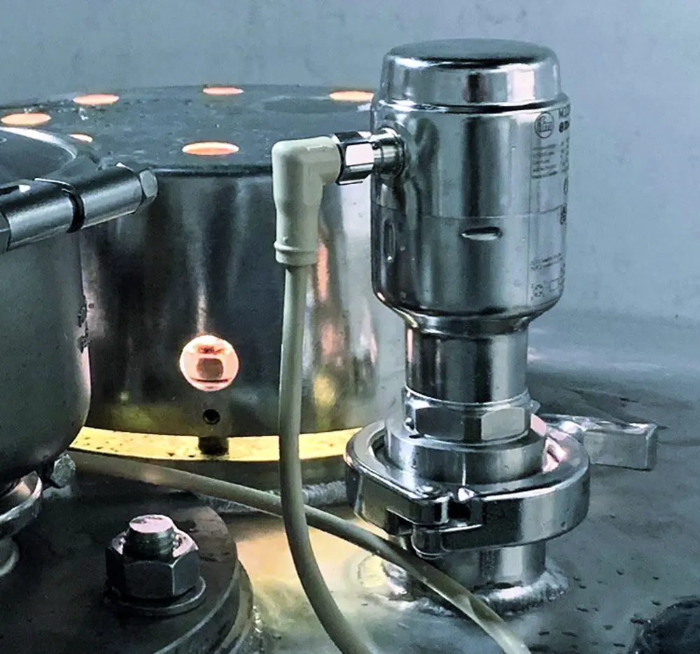 Toepassing van de LW2720 radarniveausensor in een fermentatietank, waarbij de sensor probleemloos overweg kan met de conische bodem en de sproeibol bovenin de tank 