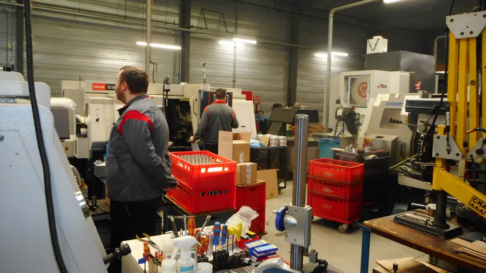 Vandaag telt de werkplaats vijf CNC-gestuurde freesmachines en acht draaibanken.