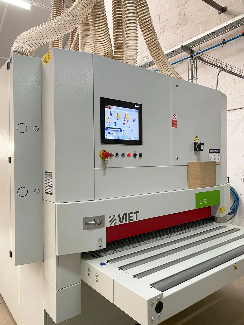 "Met de machine kunnen we onze oppervlakken schuren zoals gewenst, scratchen of borstelen"