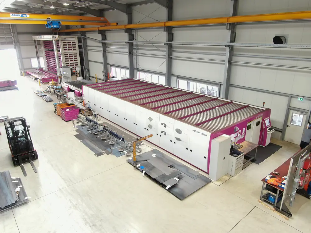 De MicroStep MSF 9001.25 BLtk heeft een wisseltafelsysteem met twee roosters van 9.000 x 2.500 mm en is uitgerust met een fiberlaser bron van 6kW