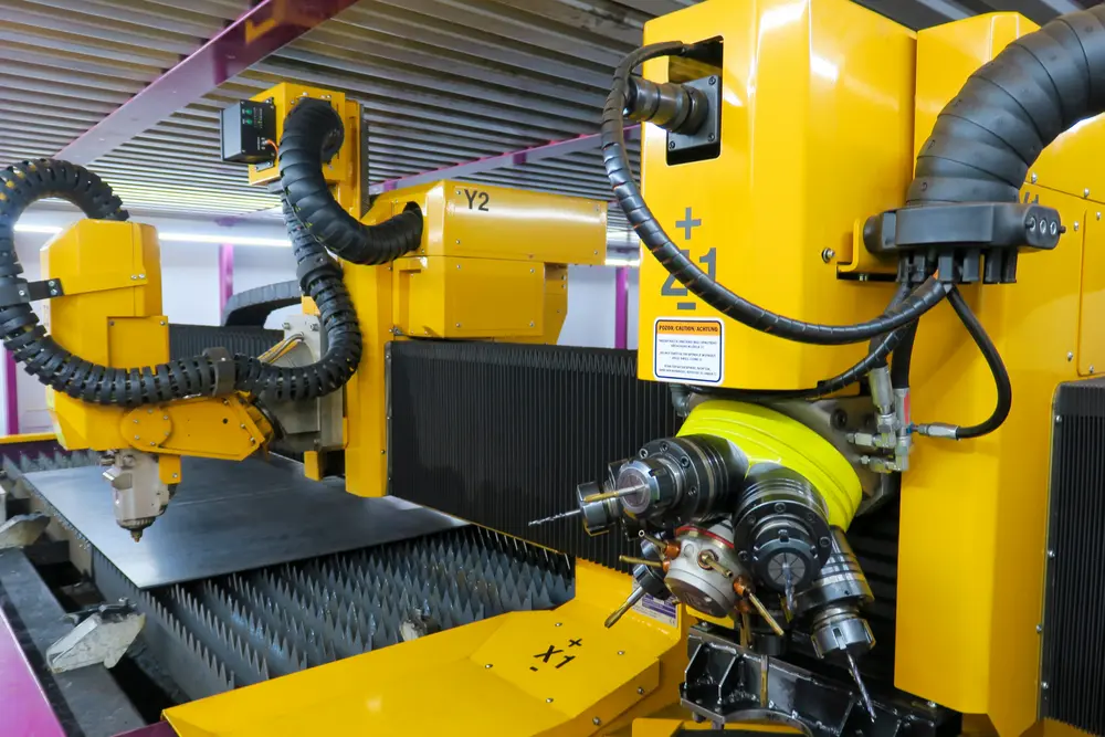 Zowel eenvoudige V- en X-naden als complexe Y- of K-naden zijn door middel van microverbindingen op het vlakke materiaal aan te brengen. Daarnaast is er de mogelijkheid van laskantsnijden, boren en draadsnijden. De gepatenteerde, automatische ACTG®-kalibratie-eenheid van MicroStep garandeert procesbetrouwbaarheid en precisie gedurende de levensduur van de machine