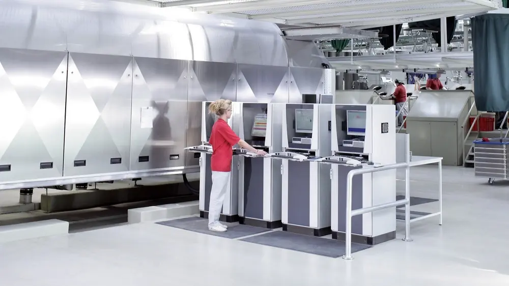 Le lavage des vêtements se fait à des températures comprises entre 60 et 75 °C, ce qui ga-rantit l’inactivation complète des virus et des bactéries