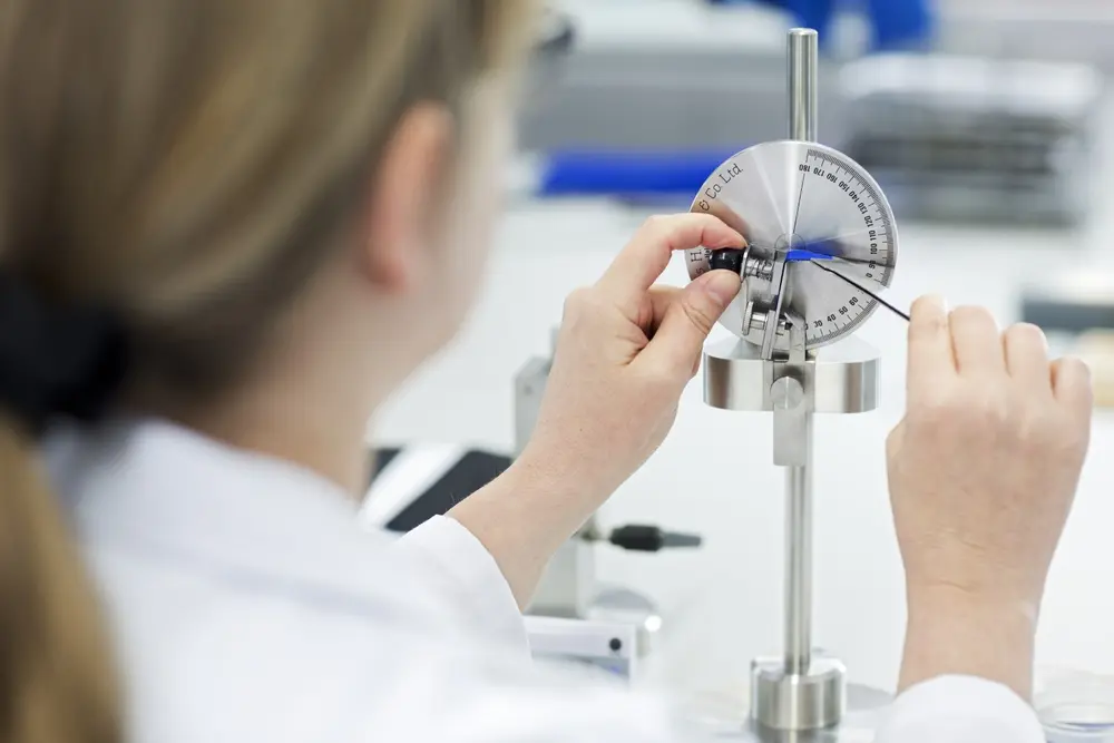 Les contrôles de qualité sont d’abord effectués directement sur des morceaux de tissus correspondant à ceux utilisés dans les vêtements de protection