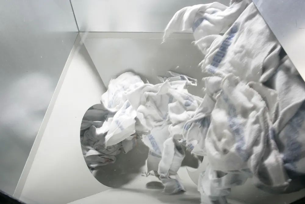 De Duitse textielleverancier richt zich bij het wassen van zijn producten op het behoud van hulpbronnen. De poetsdoeken kunnen tot 50 maal worden gewassen en hergebruikt.
