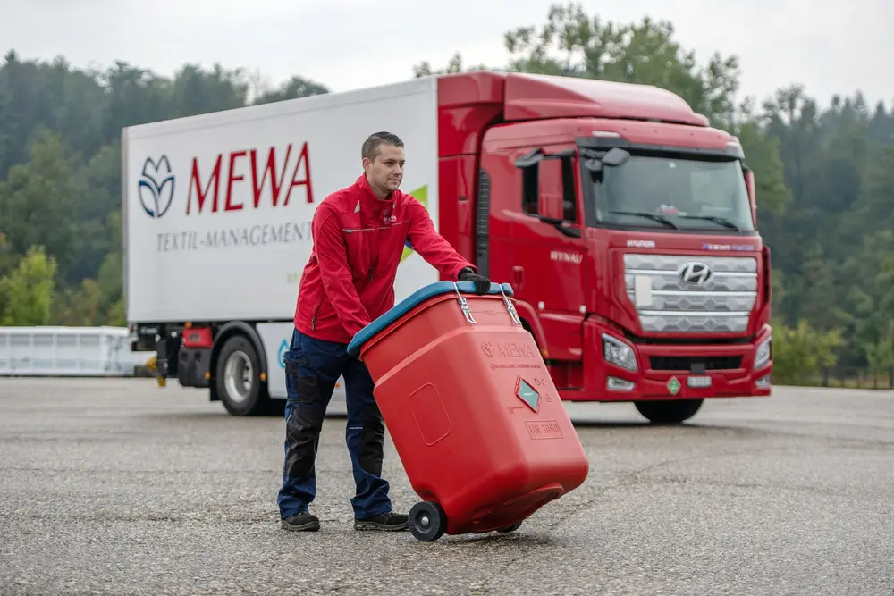 Les Safety Container MEWA sont empilables et adaptés aux palettes ; en outre, des roulettes et des poignées intégrées permettent de les déplacer très facilement.