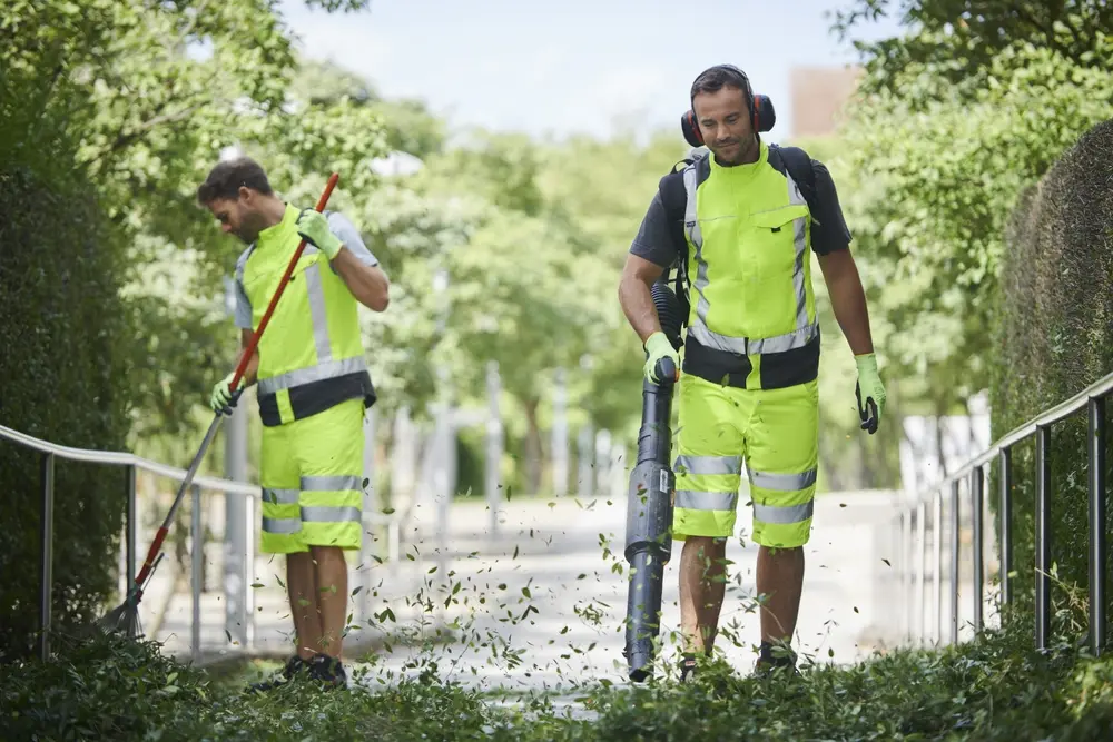 Als het warm wordt, komen shirts en shorts van MEWA in actie