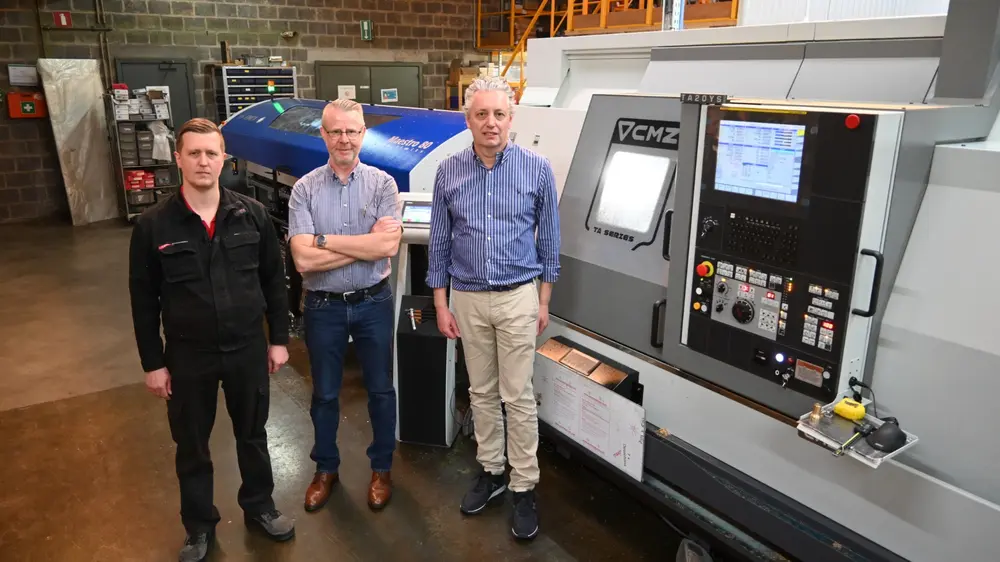 Salesverantwoordelijke Andy de Foor van Promas, geflankeerd door Jeffrey Vanhove en Lorenzo Desschans van Quincalux