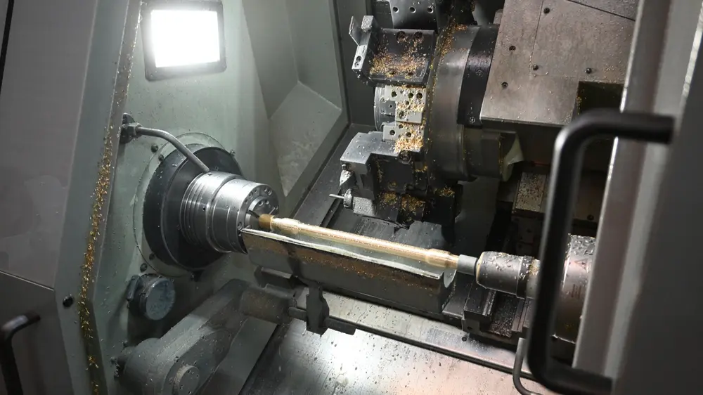 De nieuwe draaibank meet 1.100 mm tussen de centers, wat bijna een verdubbeling is ten opzichte van de vorige machine