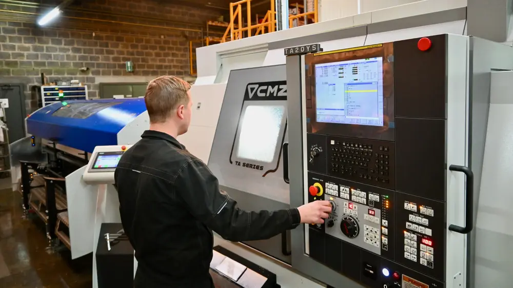 De draaibank heeft een Fanuc-sturing, zoals de andere machines in de werkplaats