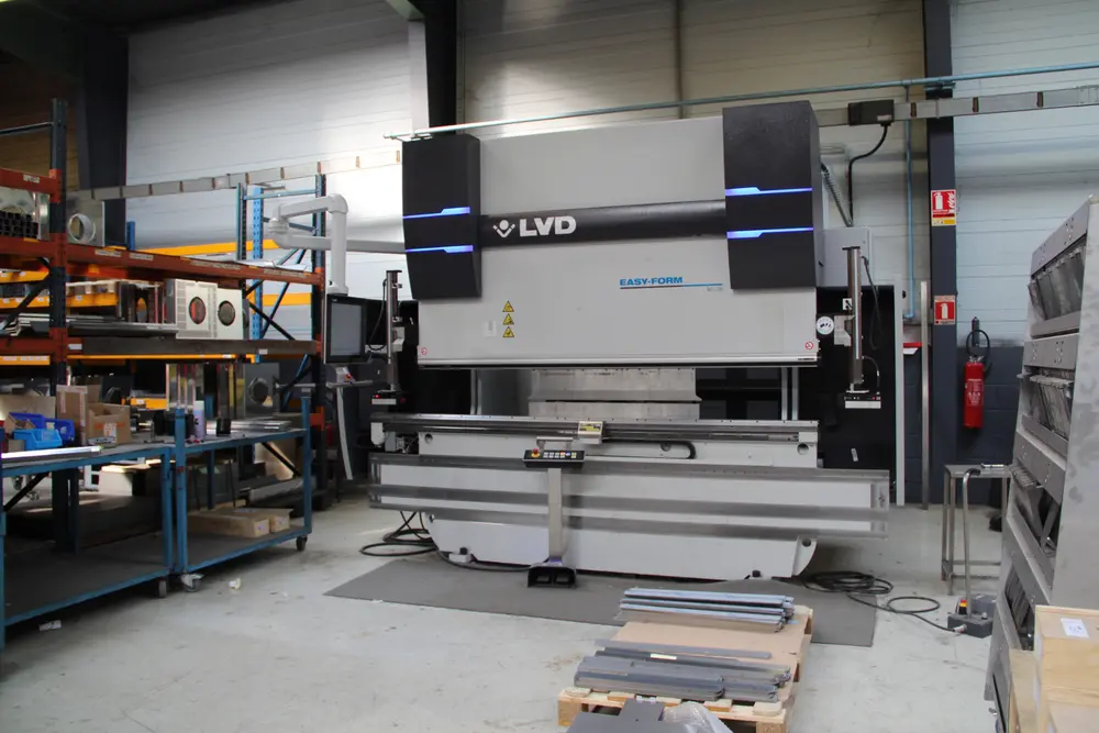 La presse plieuse Easy-Form est équipé du système EFL qui permet à la machine de s’adapter aux variations de matériaux telles que l’épaisseur de la tôle, l’écrouissage et le sens de laminage en temp réel, garantissant l\'angle de pliage désiré
