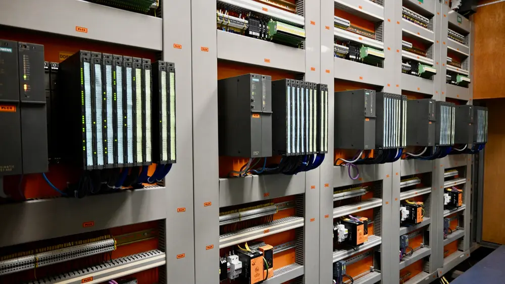 Naast de softwarepakketten, leverde Siemens ook hardware