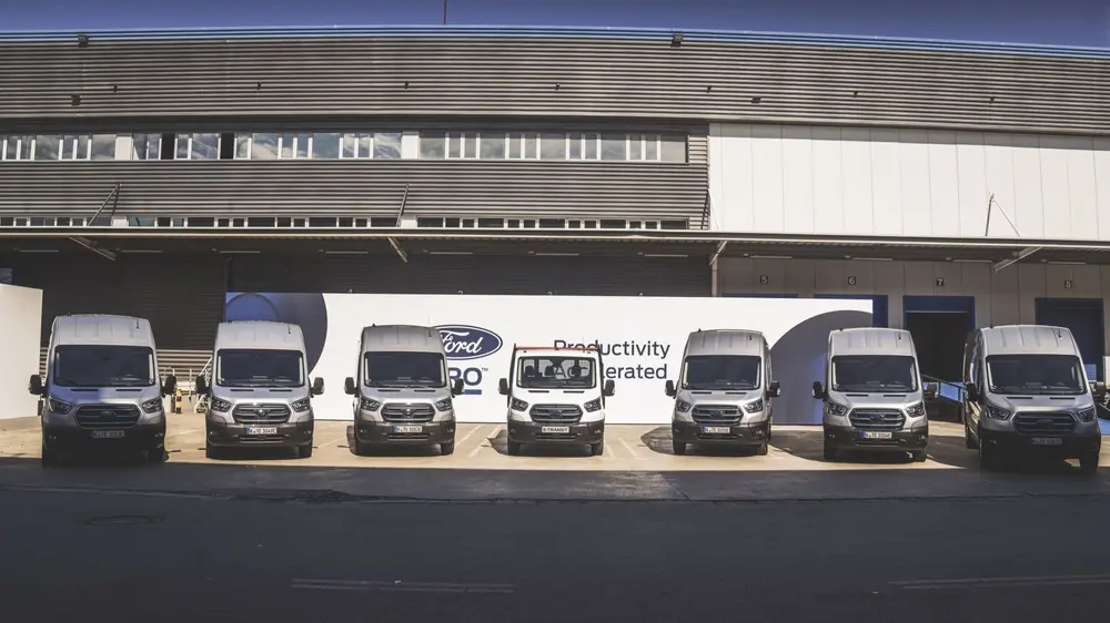 Geconnecteerde voertuigen (hier de E-Transit) staan centraal in het geïntegreerde aanbod van Ford Pro