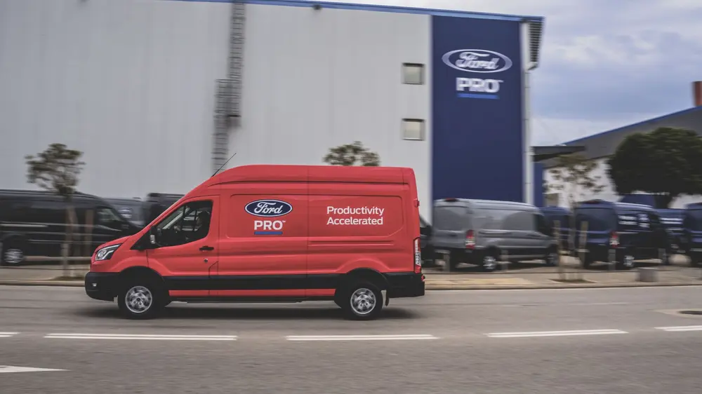 De E-Transit (hier de E-Transit L3H3 350 150 kW) is erg concurrentieel geprijsd, met prijzen vanaf € 56.825 in België