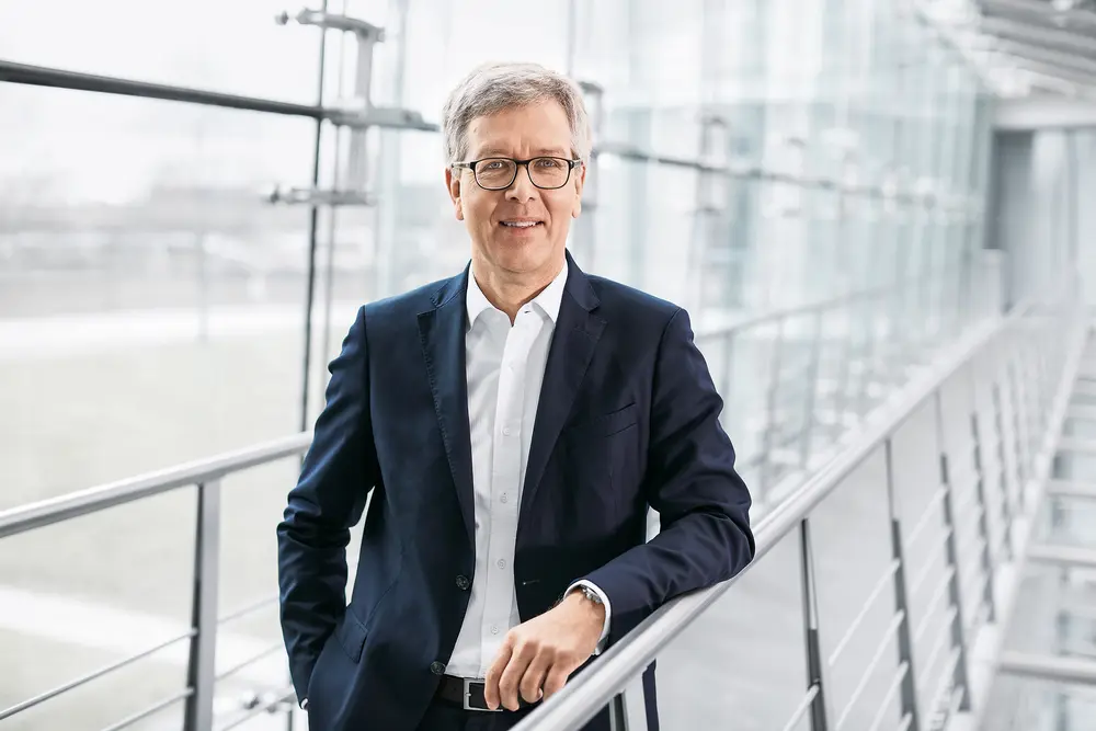 “Wanneer de robot in 2023 op de markt zal komen, zal deze met zijn eenvoudige bediening een nieuwe standaard worden waar het gaat om de samenwerking tussen mens en robot”, zegt Dr. Frank Melzer, directeur Product en Technology Management bij Festo. (Afbeelding: Festo SE & Co. KG)