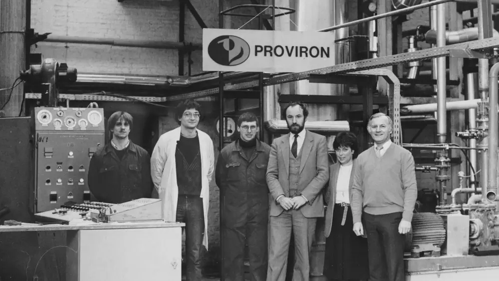 Proviron-oprichter Leo Michiels (in kostuum) voor één van de eerste productie-installaties in Hemiksem, begin jaren 1980