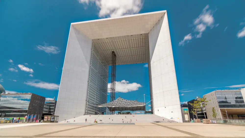 La Grande Arche in Parijs is bekleed met granieten geveltegels die met fischer Zykon FZP II aan het gebouw verankerd zijn (foto Kyrylo Neiezhmakov)
