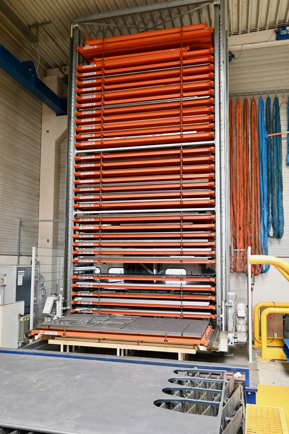 De platentoren staat vlakbij de plasmasnijmachine opgesteld