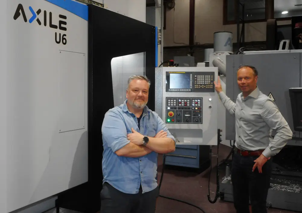 Productiemanager Jef Borgers en zaakvoerder Bart Van Tillo van DB Metalin bij de vijfassige freesmachine