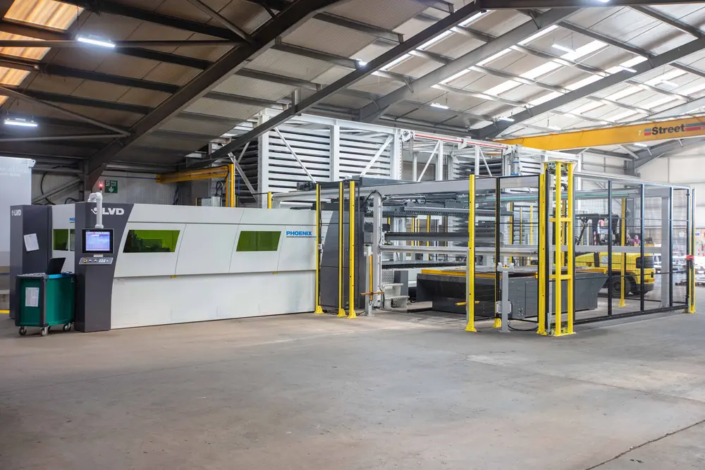 Système de découpe laser Phoenix avec automatisation de tour MOVit