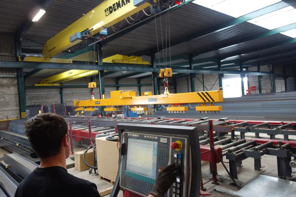 Dankzij het magnetisch grijpen hoeft de operator zich niet tussen de profielen te begeven om er de klemmen op het betreffende profiel te bevestigen of ze ervan los te koppelen 