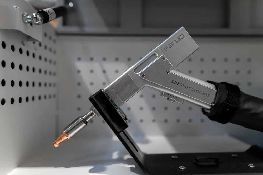 Fanuci wist de kracht van het laserlassen te ballen in een goed in de hand liggend pistool met fiberlaserbron 