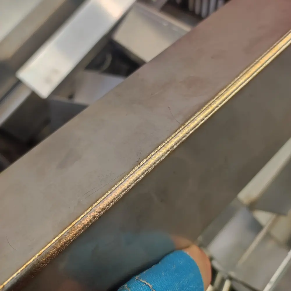 Bij de traditionele elektrische lasprocessen kan de warmte-inbreng een ongewenste donkere kleur in de laszone achterlaten. Met het Fanuci handbediend toestel is de warmte-inbreng gering zodat dit effect beperkt blijft.