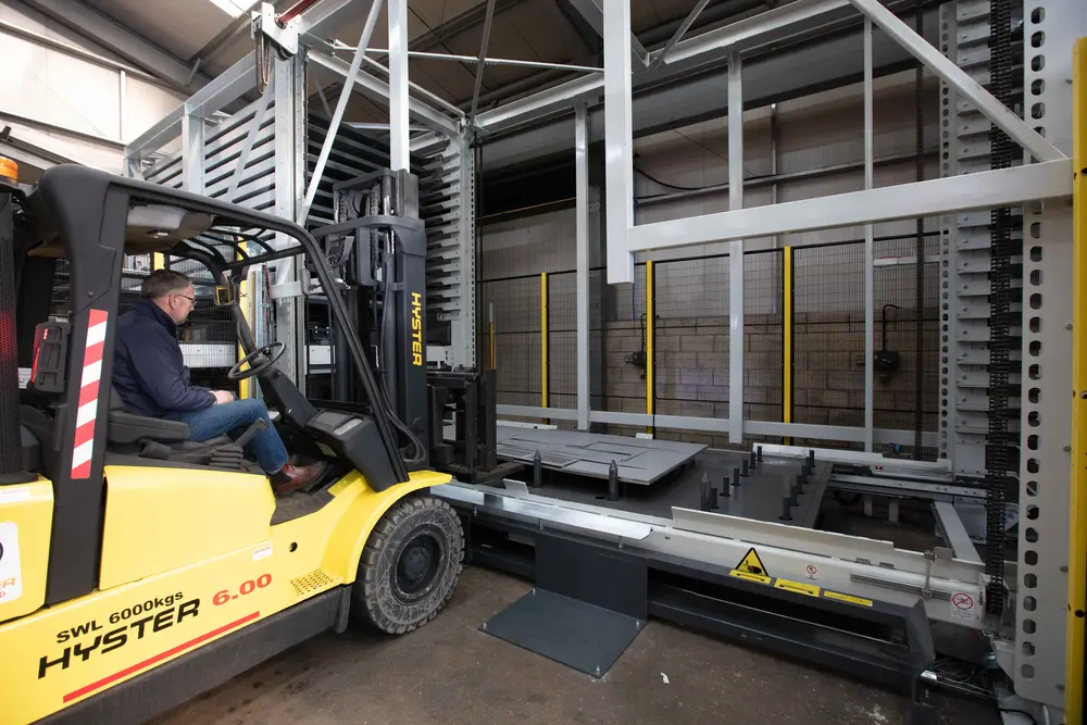 Terwijl twee werktafels in de machine actief zijn, kan de derde worden ontladen, manueel of per heftruck