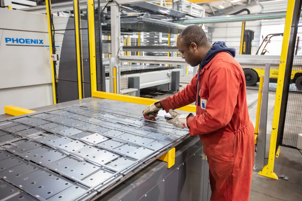 J.A. Harvey Ltd. travaille avec divers matériaux (aciers à faible teneur en carbone et à haute résistance, l'aluminium et l'acier inoxydable) et avec de la tôle de faible épaisseur à la tôle lourde.