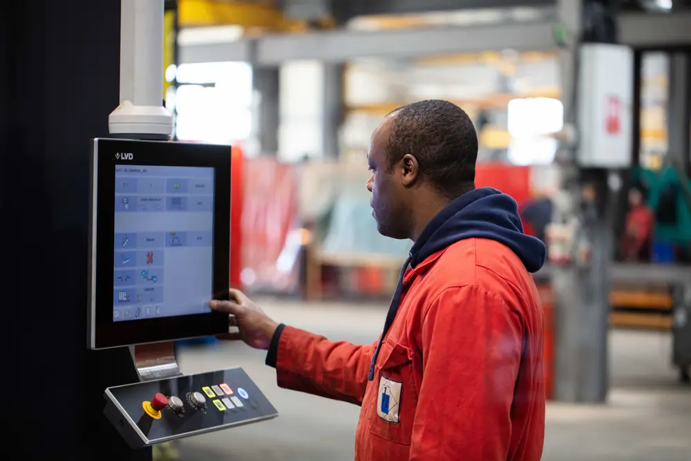 Le logiciel CADMAN-JOB gère le workflow vers le laser, et en plus il indique l'efficacité opérationnelle, le nombre d'heures de coupe planifiées et le temps restant