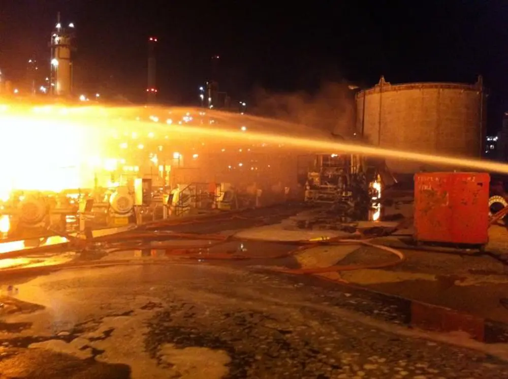 brand op de Shell raffinaderij in Singapore