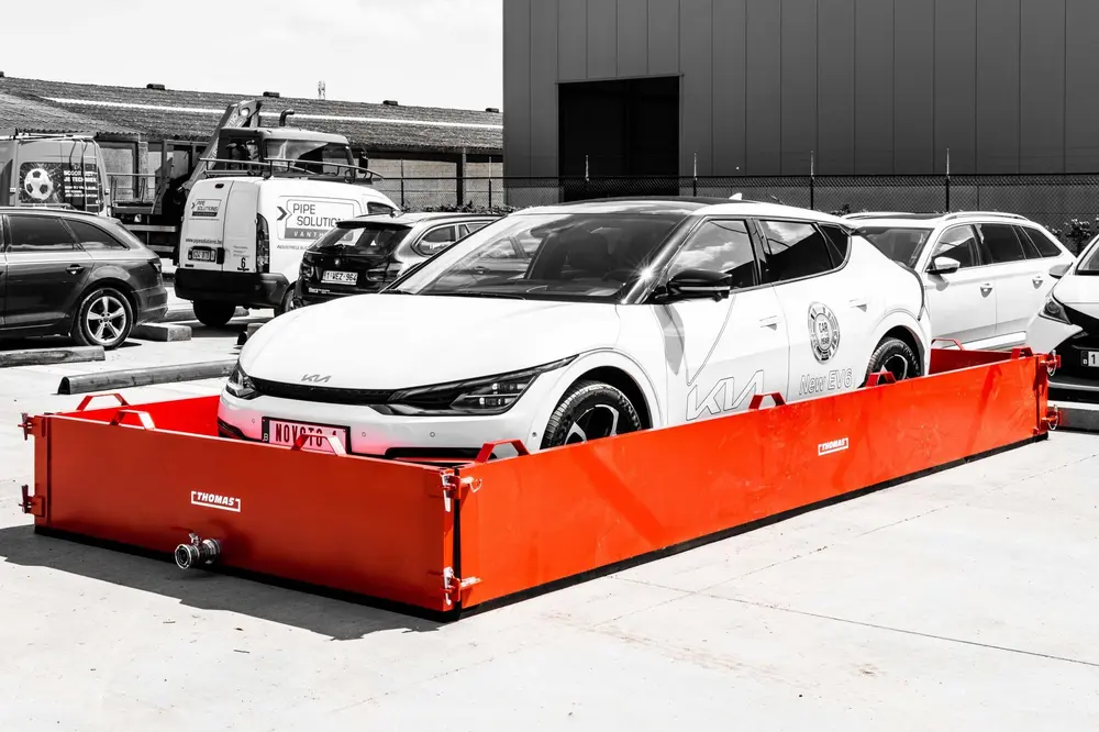 Samen met zijn Duitse partner Thomas Systemtechnik GmbH ontwikkelde CGK Group uit Gullegem een baanbrekende en innovatieve oplossing voor het blussen van elektrische auto's in ondergrondse en overdekte parkings.