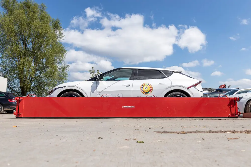 Samen met zijn Duitse partner Thomas Systemtechnik GmbH ontwikkelde CGK Group uit Gullegem een baanbrekende en innovatieve oplossing voor het blussen van elektrische auto's in ondergrondse en overdekte parkings.