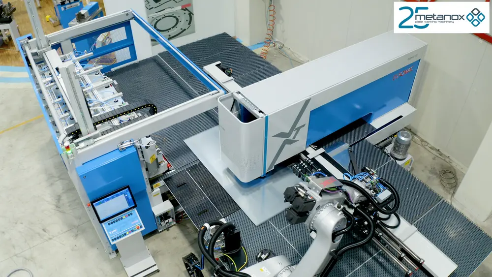 Euromac – verdeeld door plaatbewerkingspecialist metanox – ontwikkelde voor zijn nieuwste generatie ponsmachines een aantal compacte en modulaire automatiseringscomponenten voor plaatbelading- en ontlading, gesorteerd afstapelen en een koppeling aan een gerobotiseerde buigcel. Daarmee biedt het bedrijf een modulair uitbreidbare oplossing voor plaatwerkautomatisering.