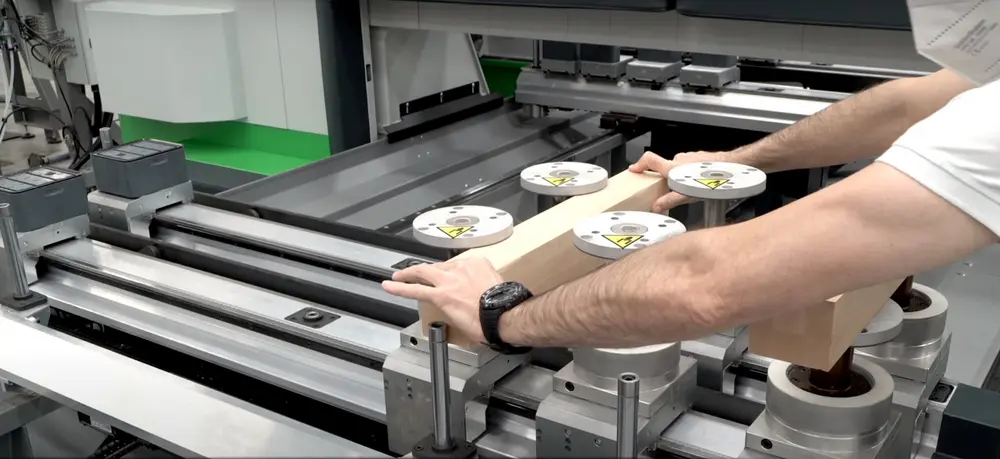 Bij CNC-houtbewerkingscentra met XPS heeft elke slede en elk wagentje een aparte aandrijving, wat het gelijktijdig en uiterst nauwkeurig positioneren van alle vacuümmodules en/of pneumatische sluitklemmen mogelijk maakt