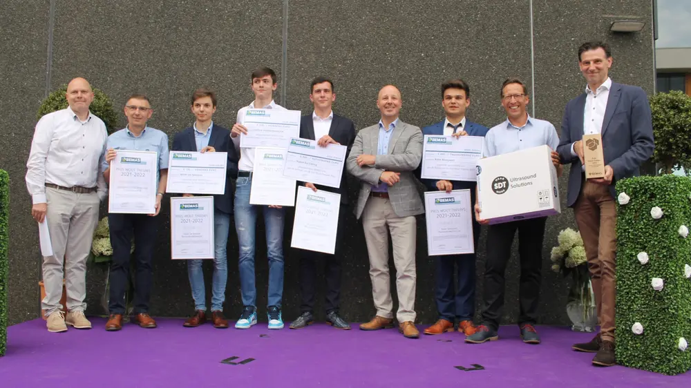 Robin De Clercq kreeg de prijs uit handen van BEMAS-directeur Wim Vancauwenberghe